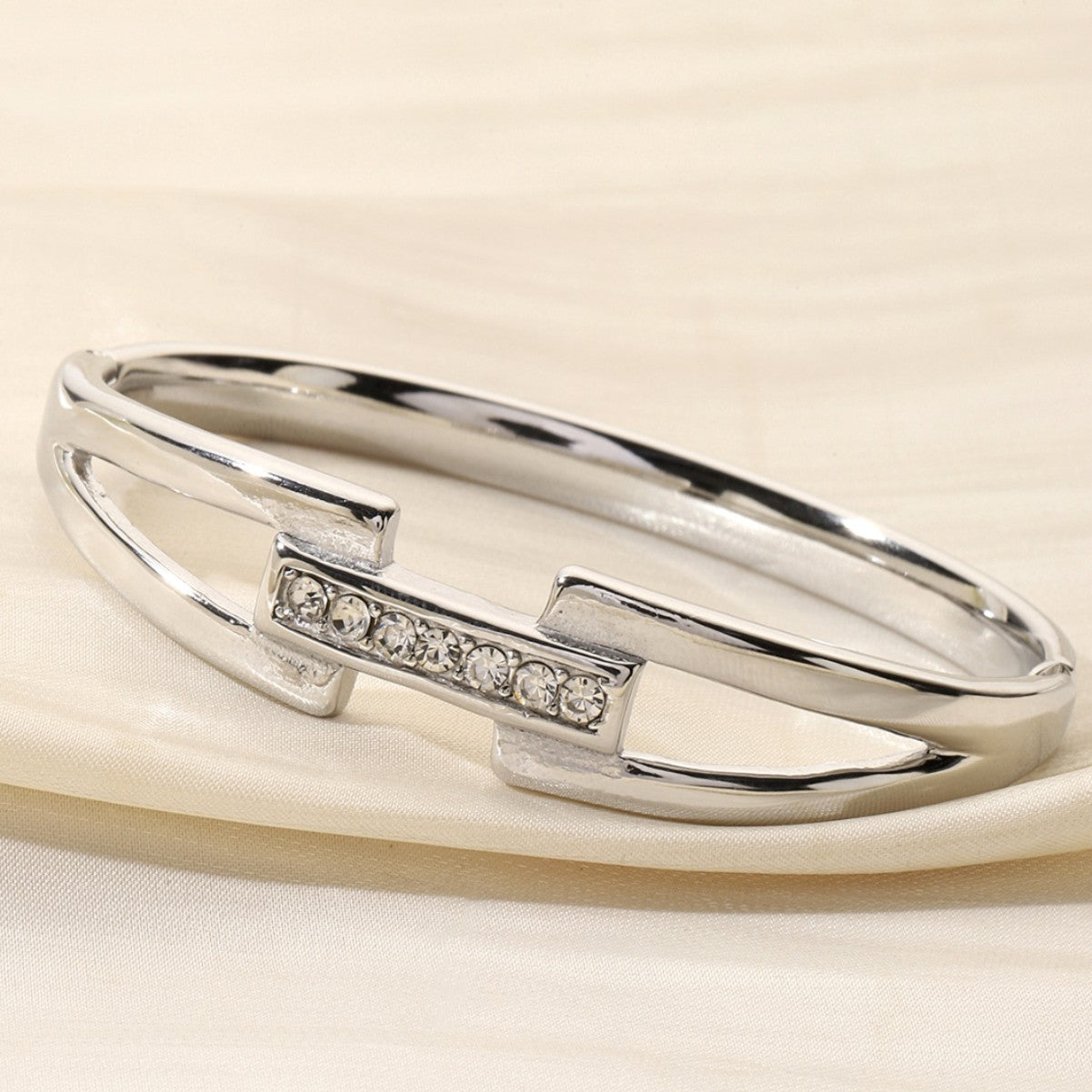 Simple Style Geometric Bangle For Women In Electroplated Titanium Steel, Perfect For Valentine's Day
