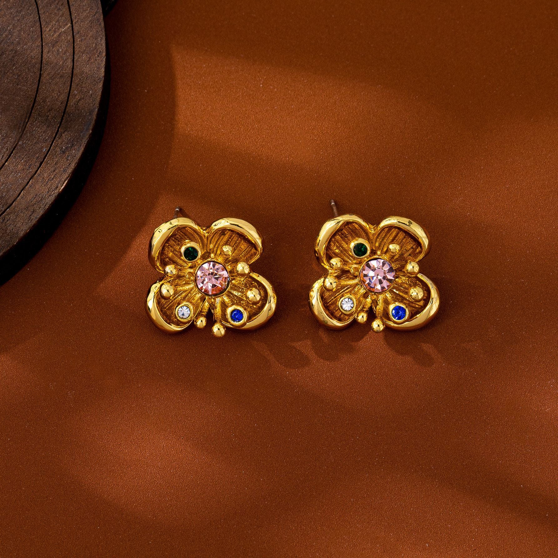 Retro Heart Shape Stud Earrings For Women In Zinc Alloy With Artificial Pearl Inlay