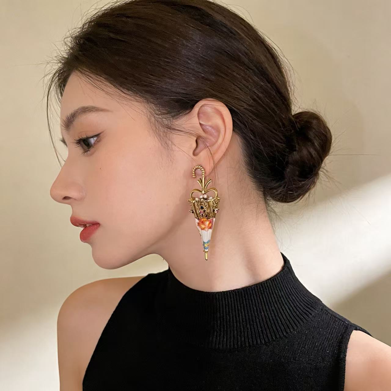 Oval Silver Stud Earrings For Unisex Featuring Alloy Material And Resin Ear Pins With Artificial Pearl Inlay