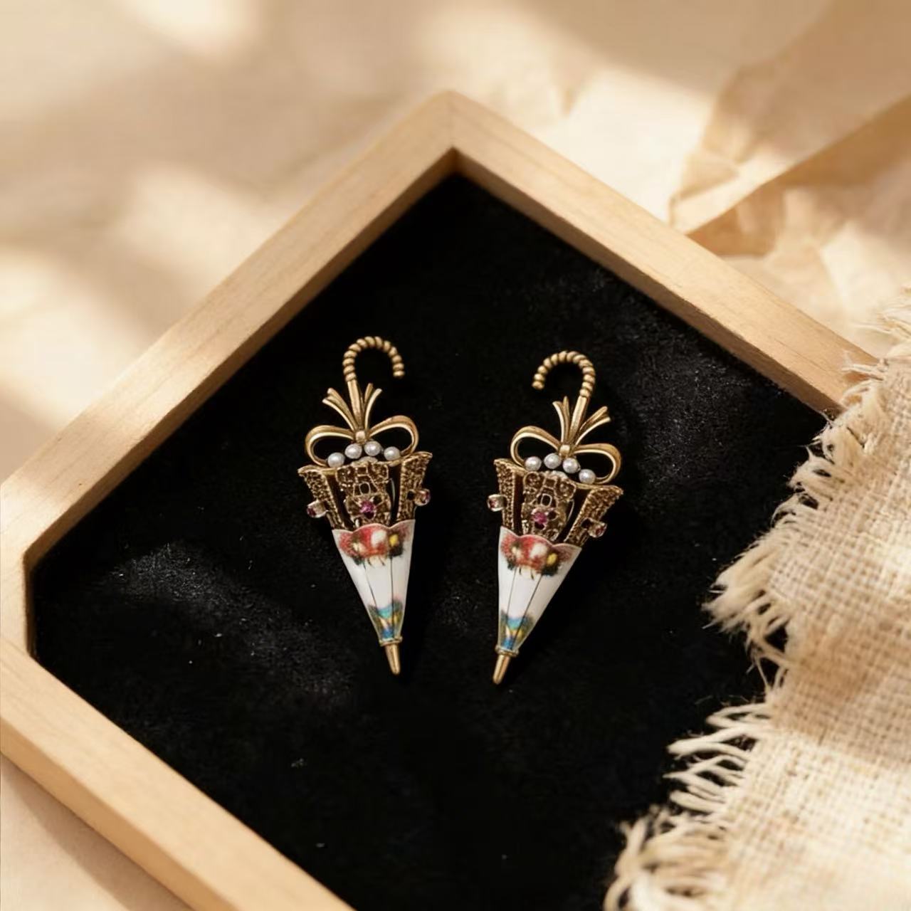 Oval Silver Stud Earrings For Unisex Featuring Alloy Material And Resin Ear Pins With Artificial Pearl Inlay