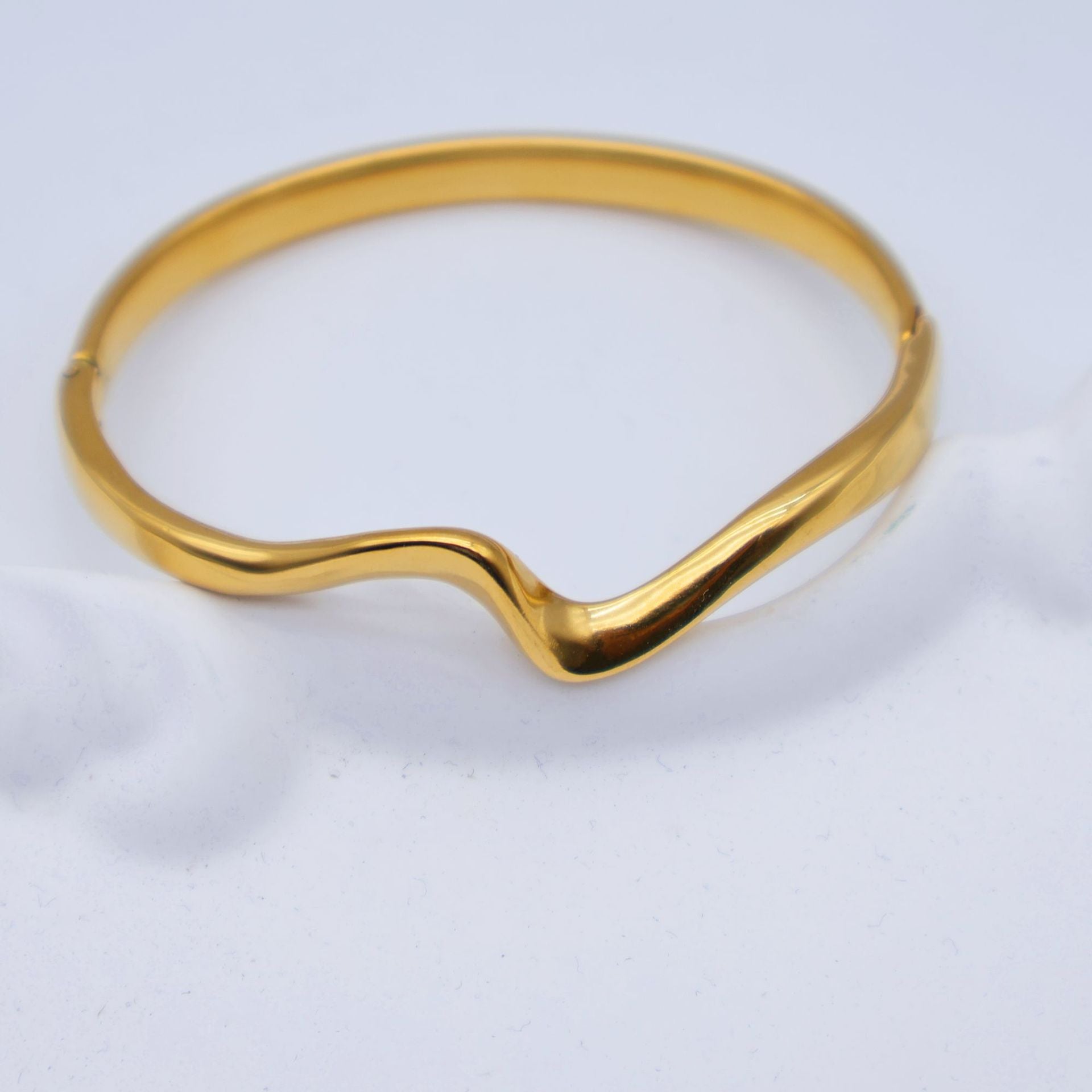 Lucky Heart Wide Bracelet For Women In Titanium Steel With Electroplated Gold Plating And Rhinestone Inlay