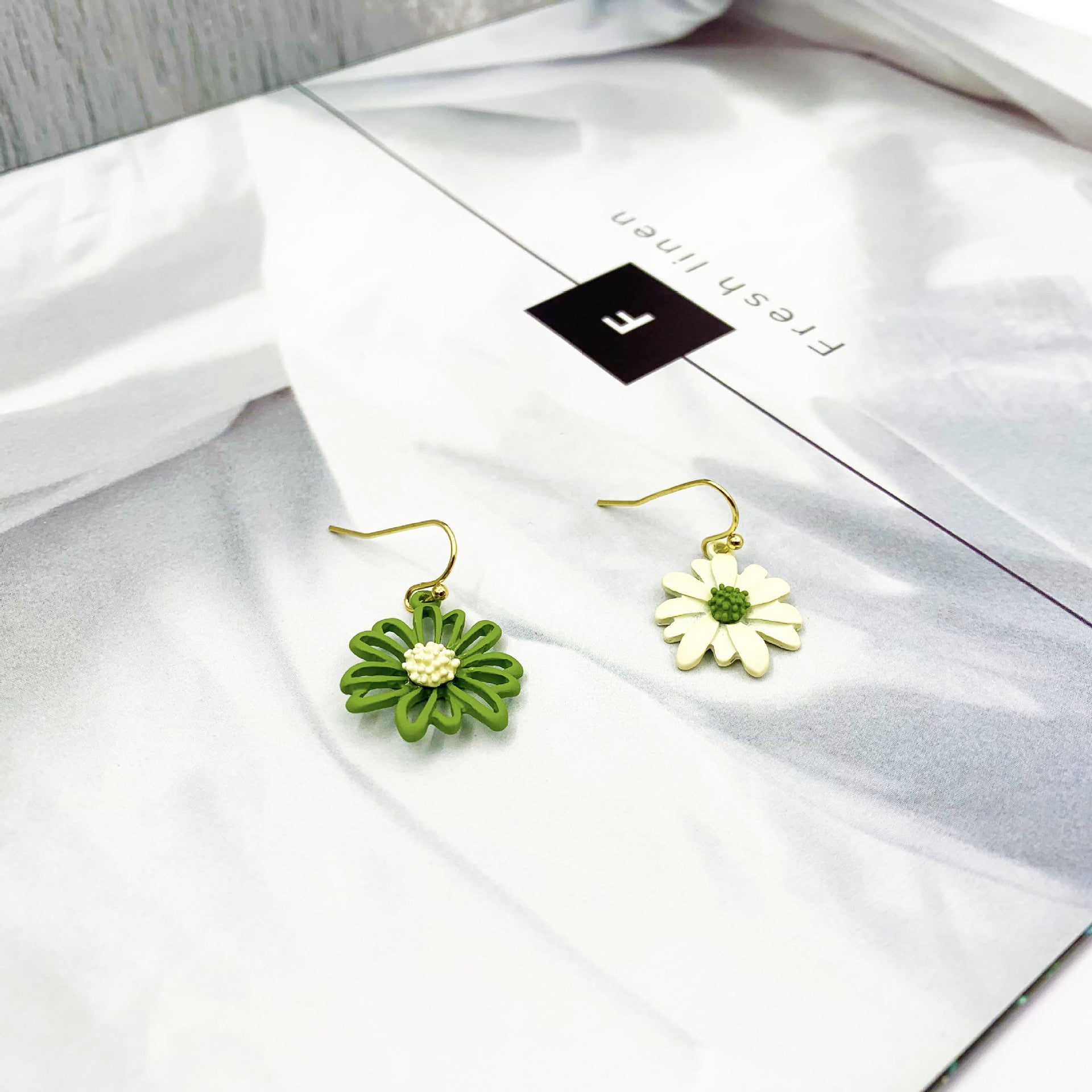Daisy Asymmetrical Earrings For Women With Alloy And Artificial Gemstones