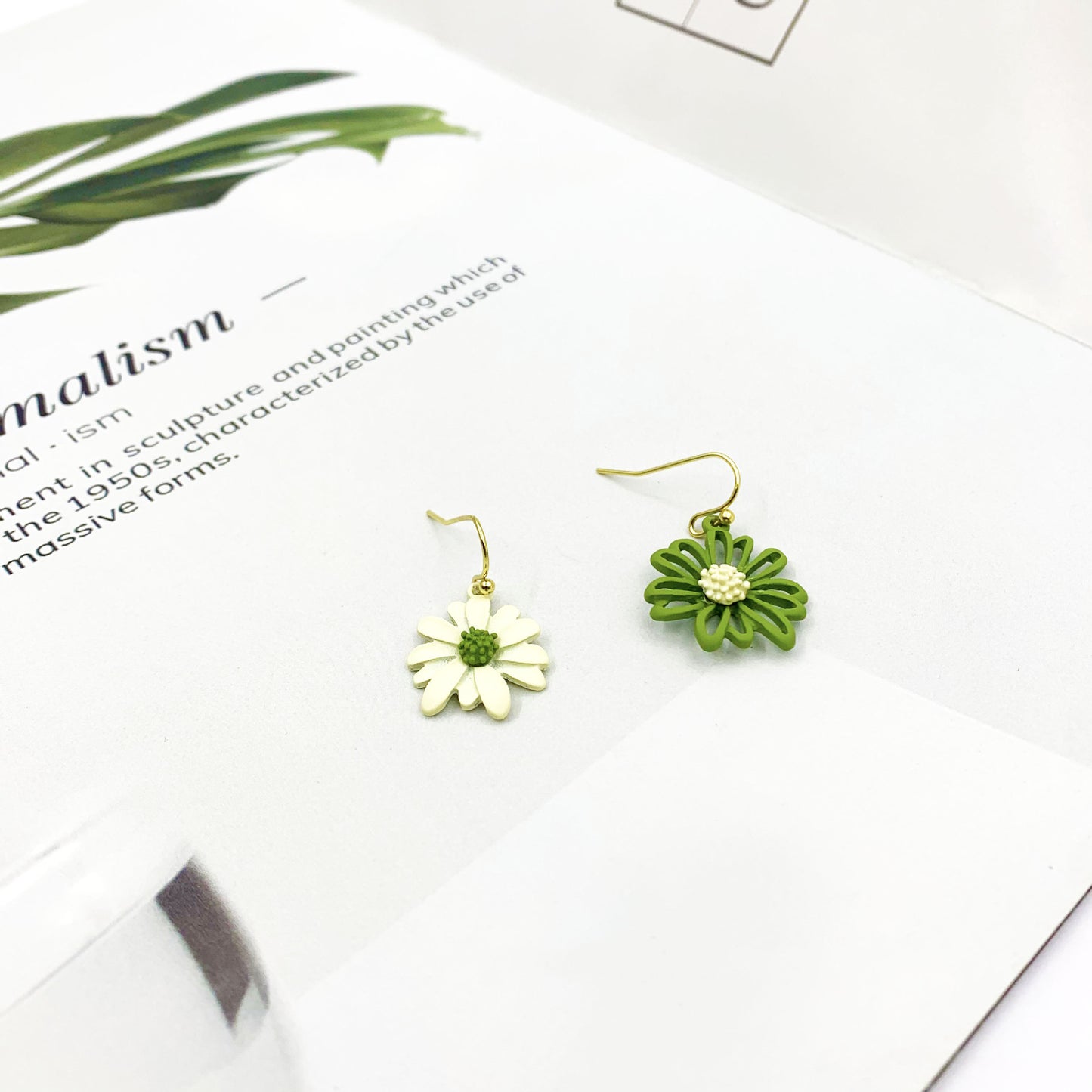 Daisy Asymmetrical Earrings For Women With Alloy And Artificial Gemstones
