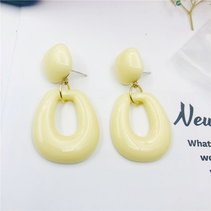 Retro Geometric Beige Resin Stud Earrings For Women Featuring Resin Ear Pins