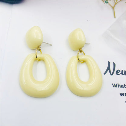 Retro Geometric Beige Resin Stud Earrings For Women Featuring Resin Ear Pins