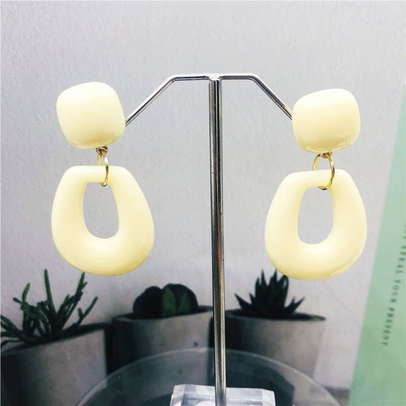 Retro Geometric Beige Resin Stud Earrings For Women Featuring Resin Ear Pins