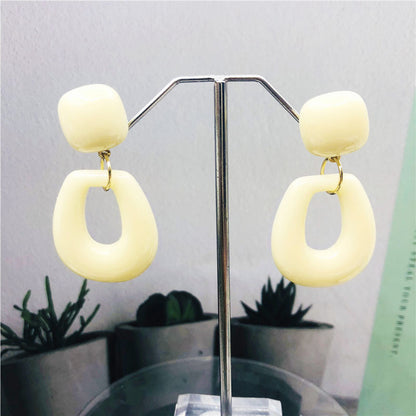 Retro Geometric Beige Resin Stud Earrings For Women Featuring Resin Ear Pins