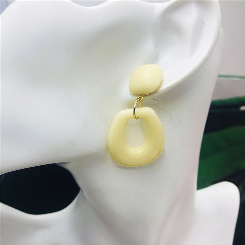 Retro Geometric Beige Resin Stud Earrings For Women Featuring Resin Ear Pins
