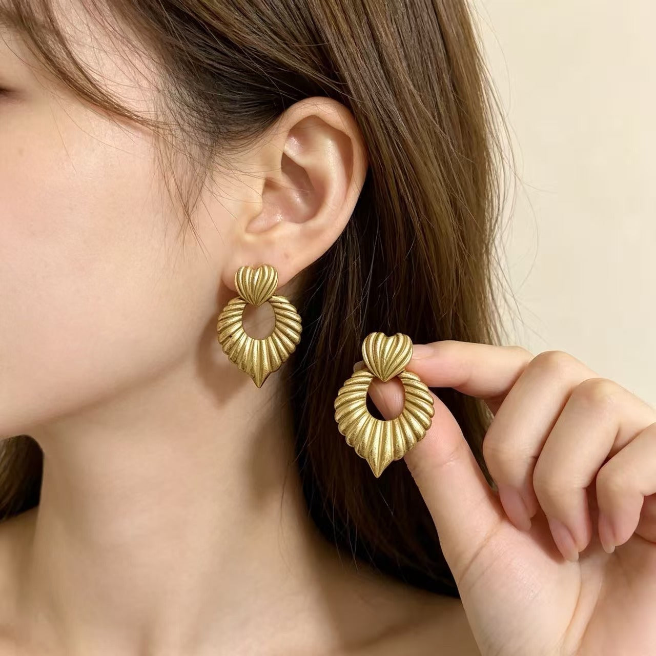 Water Droplets Stud Earrings For Unisex Featuring Electroplated Gold Finish And 925 Sterling Silver Posts In Zinc Alloy