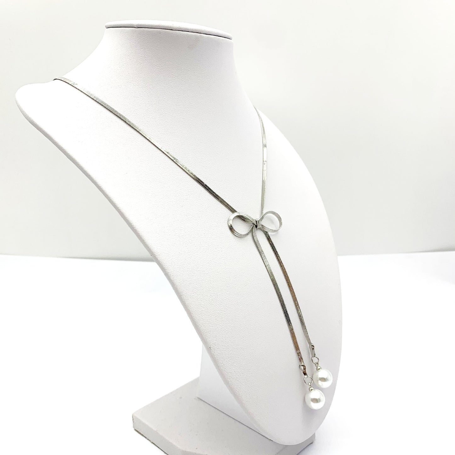 Silver Metal Bow Tie Necklace For Women Featuring Imitation Pearl Pendant, Perfect For Wedding Occasions