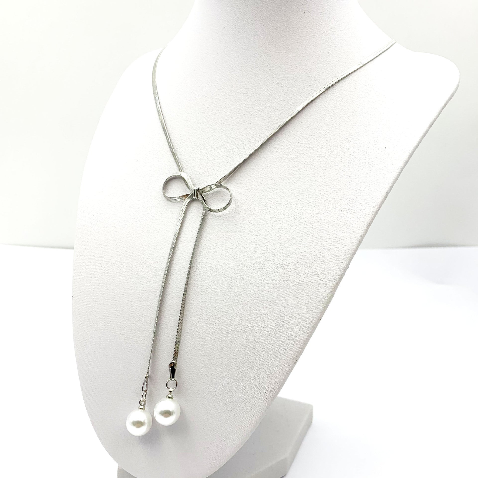 Silver Metal Bow Tie Necklace For Women Featuring Imitation Pearl Pendant, Perfect For Wedding Occasions
