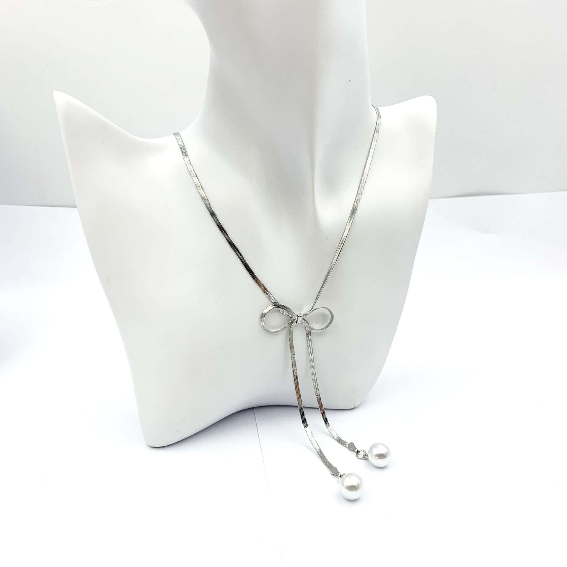 Silver Metal Bow Tie Necklace For Women Featuring Imitation Pearl Pendant, Perfect For Wedding Occasions