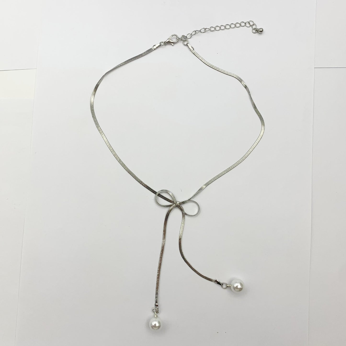 Silver Metal Bow Tie Necklace For Women Featuring Imitation Pearl Pendant, Perfect For Wedding Occasions