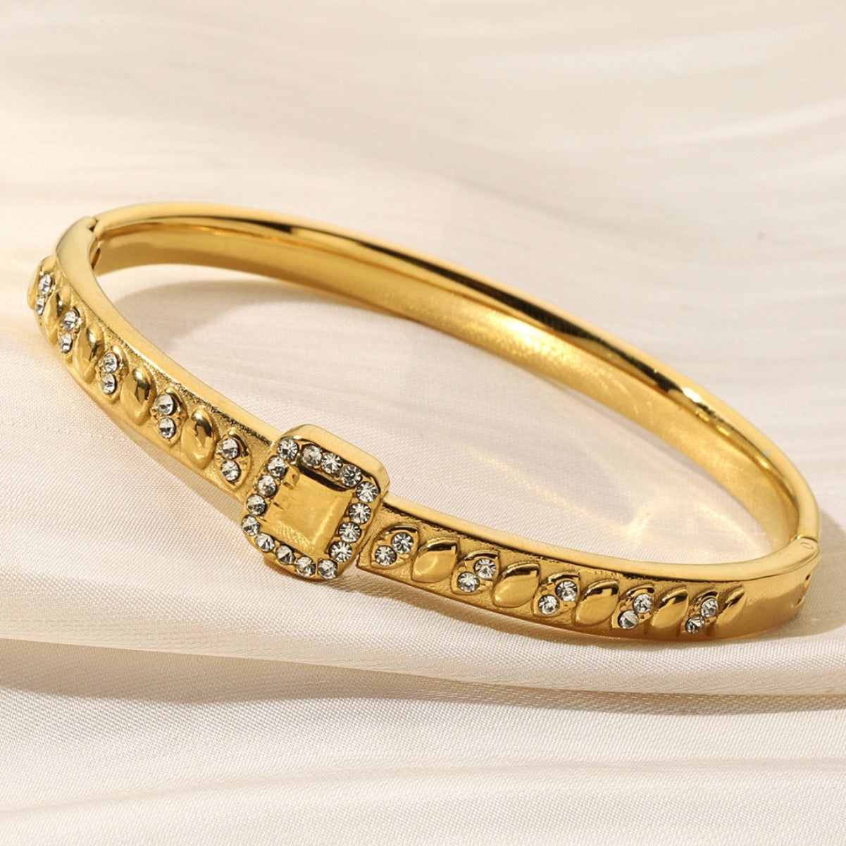 Vintage Style Circle Bangle For Women In Titanium Steel With Electroplated Gold Plating And Zircon Inlay