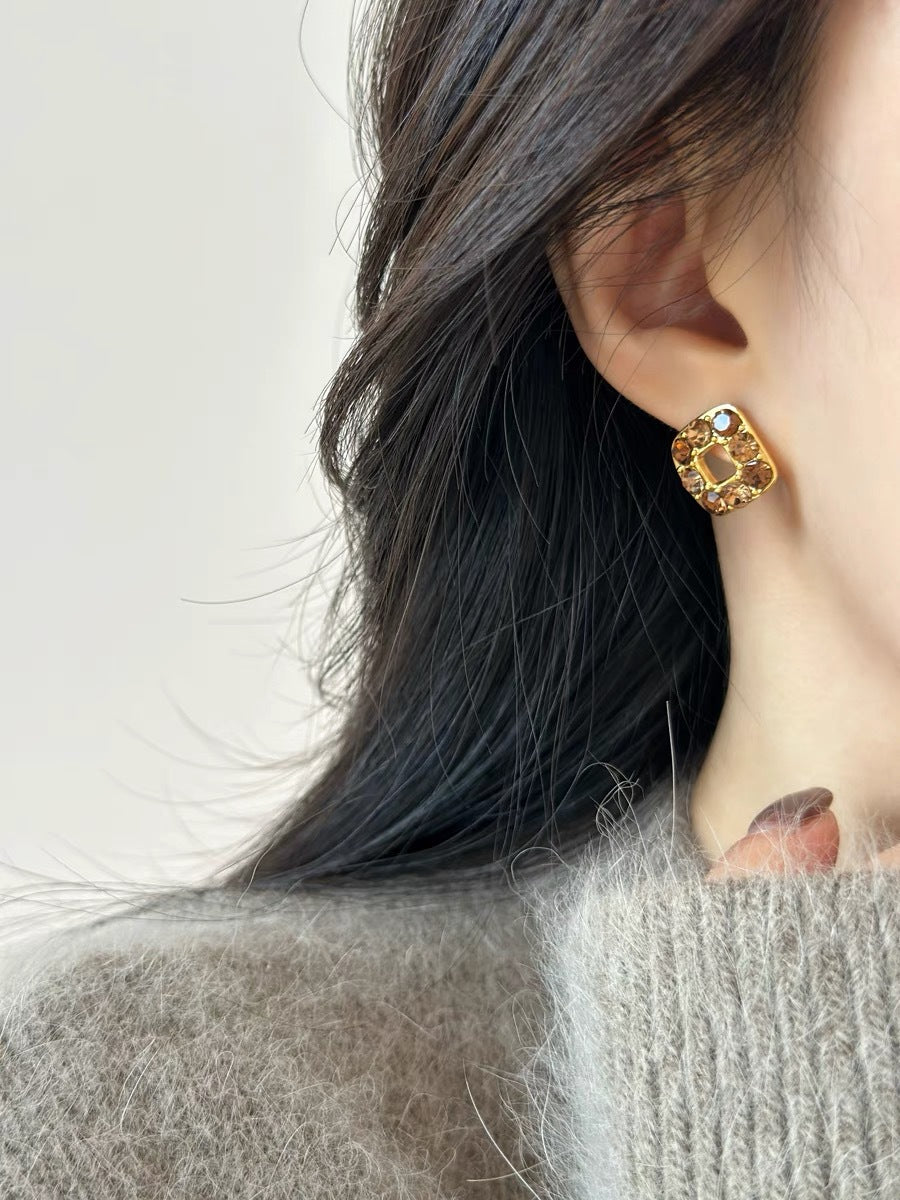 Retro Silver Pea Stud Earrings For Women With Alloy Posts And Zircon Inlay