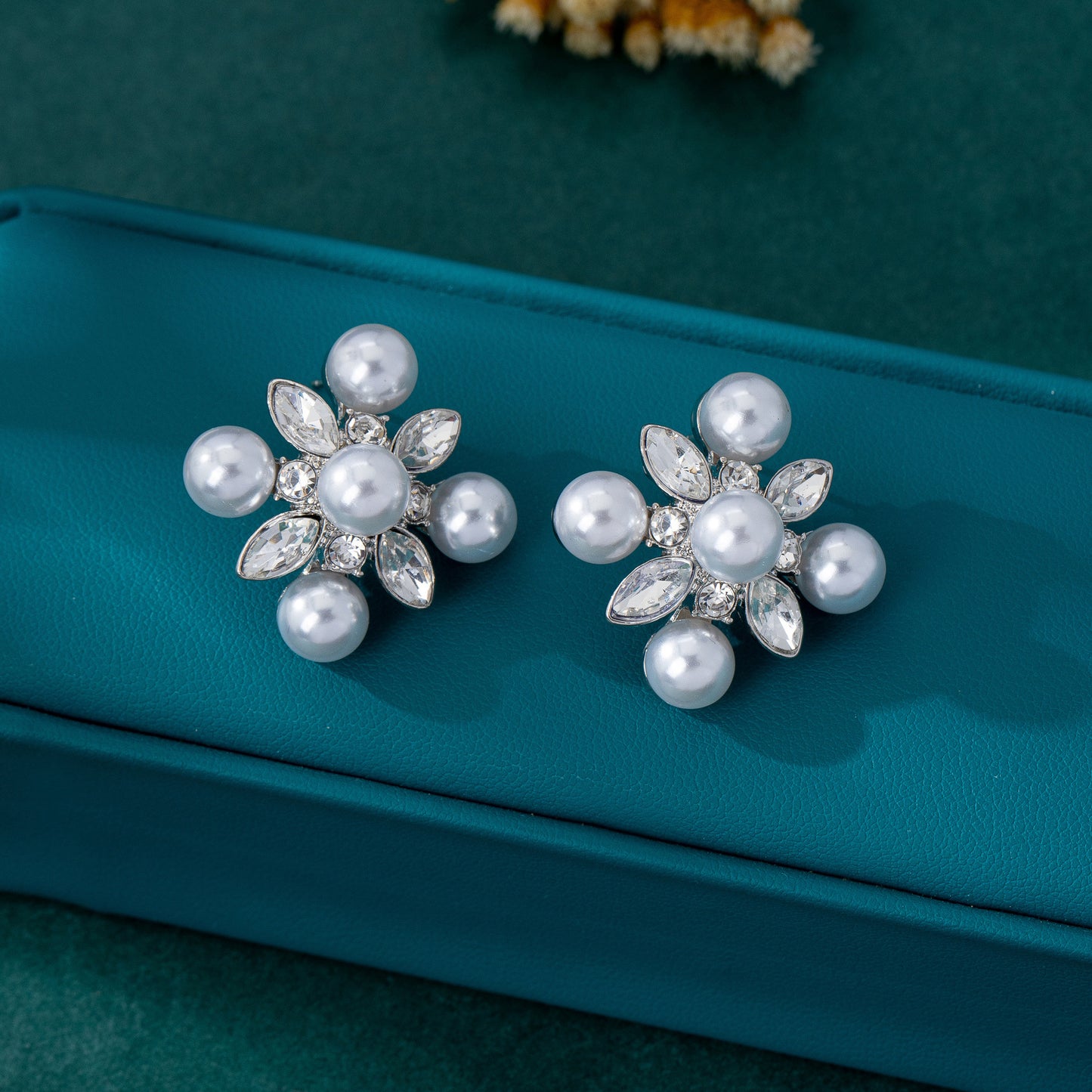 Elaborate Bow Tie Stud Earrings For Unisex Featuring Zinc Alloy With Zircon Inlay And 925 Sterling Silver Posts