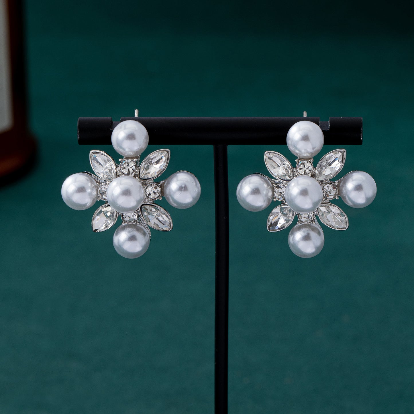 Elaborate Bow Tie Stud Earrings For Unisex Featuring Zinc Alloy With Zircon Inlay And 925 Sterling Silver Posts