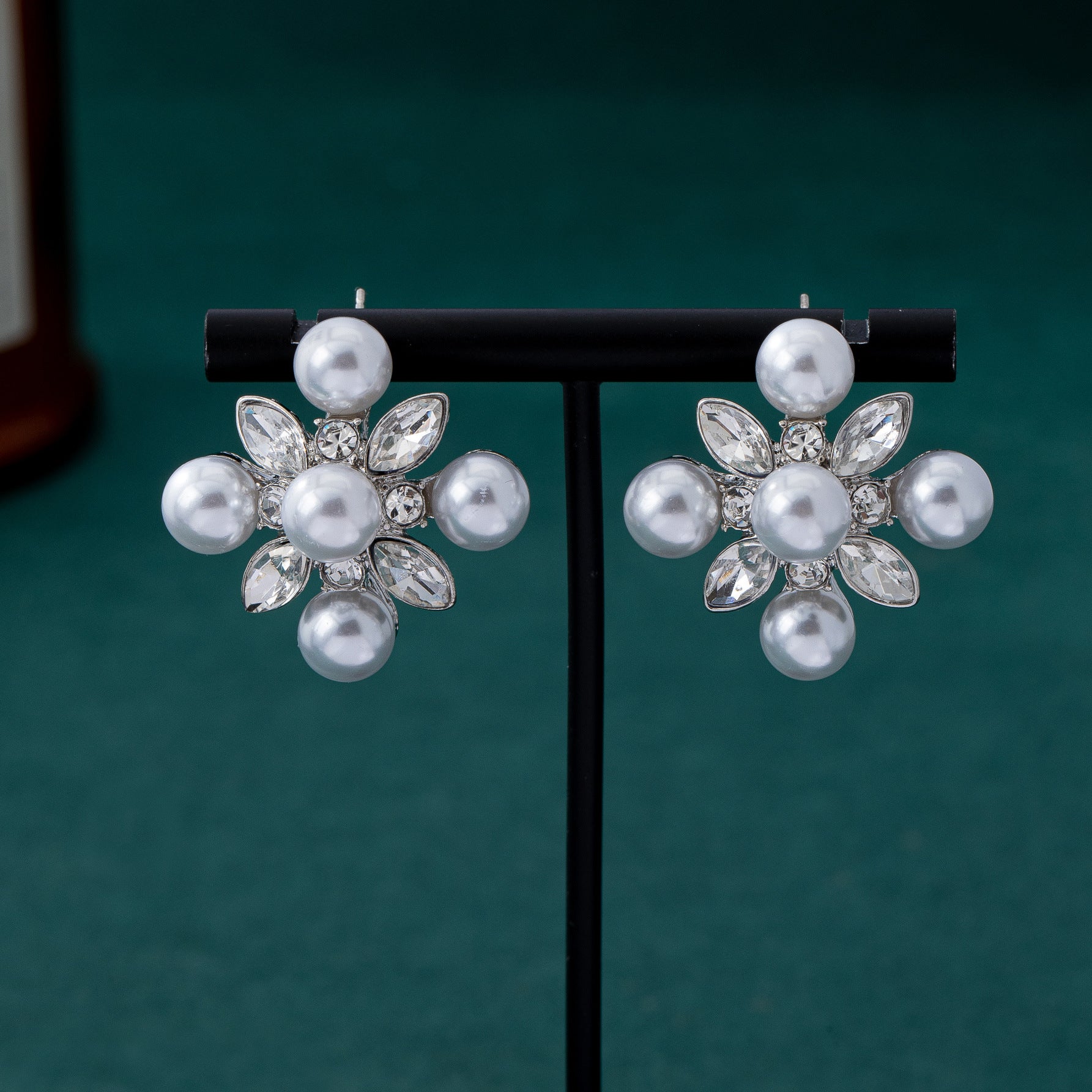 Elaborate Bow Tie Stud Earrings For Unisex Featuring Zinc Alloy With Zircon Inlay And 925 Sterling Silver Posts