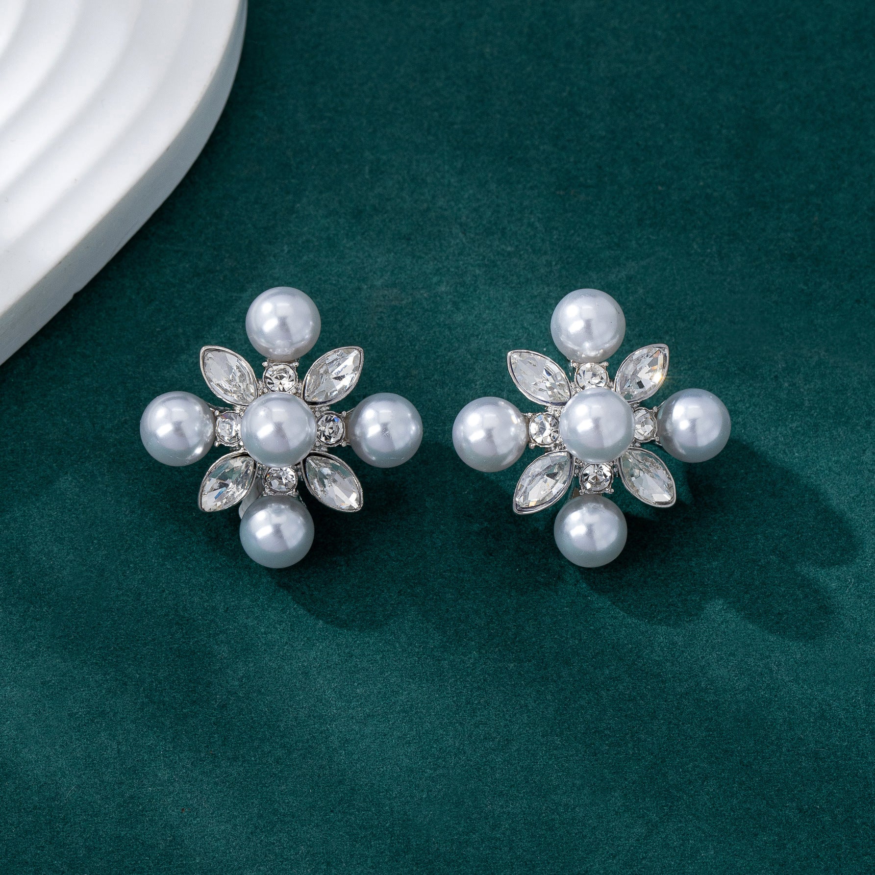 Elaborate Bow Tie Stud Earrings For Unisex Featuring Zinc Alloy With Zircon Inlay And 925 Sterling Silver Posts