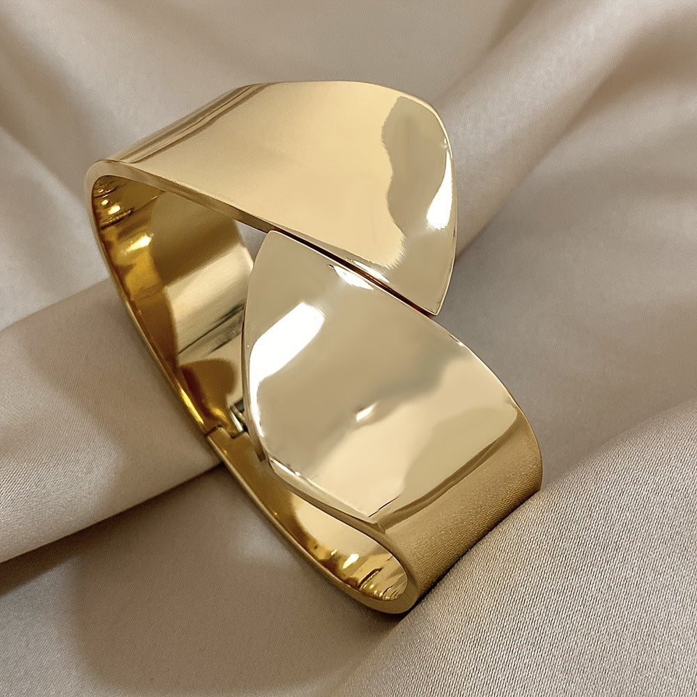 Exaggerated Two Tone Splicing Bangle For Women In Electroplated Titanium Steel