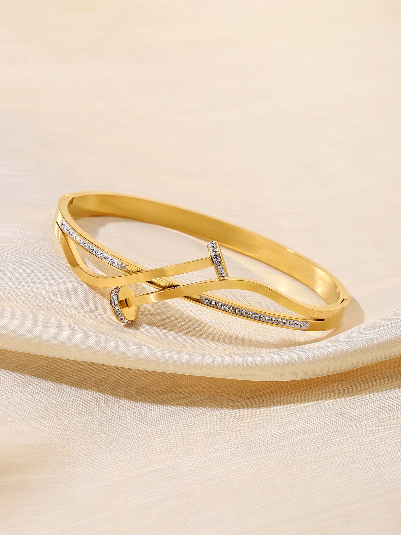Simple Style Circle Inlay Bangle In Gold Titanium Steel With Rhinestones