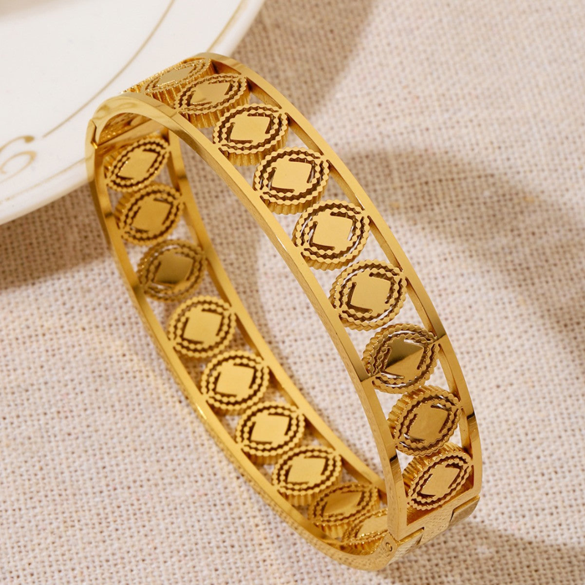 Simple Style Circle Bangle With Rhinestone Inlay, Electroplated Titanium Steel Bracelet