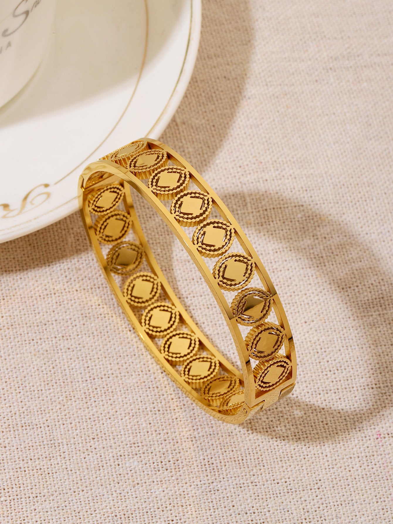 Simple Style Circle Bangle With Rhinestone Inlay, Electroplated Titanium Steel Bracelet