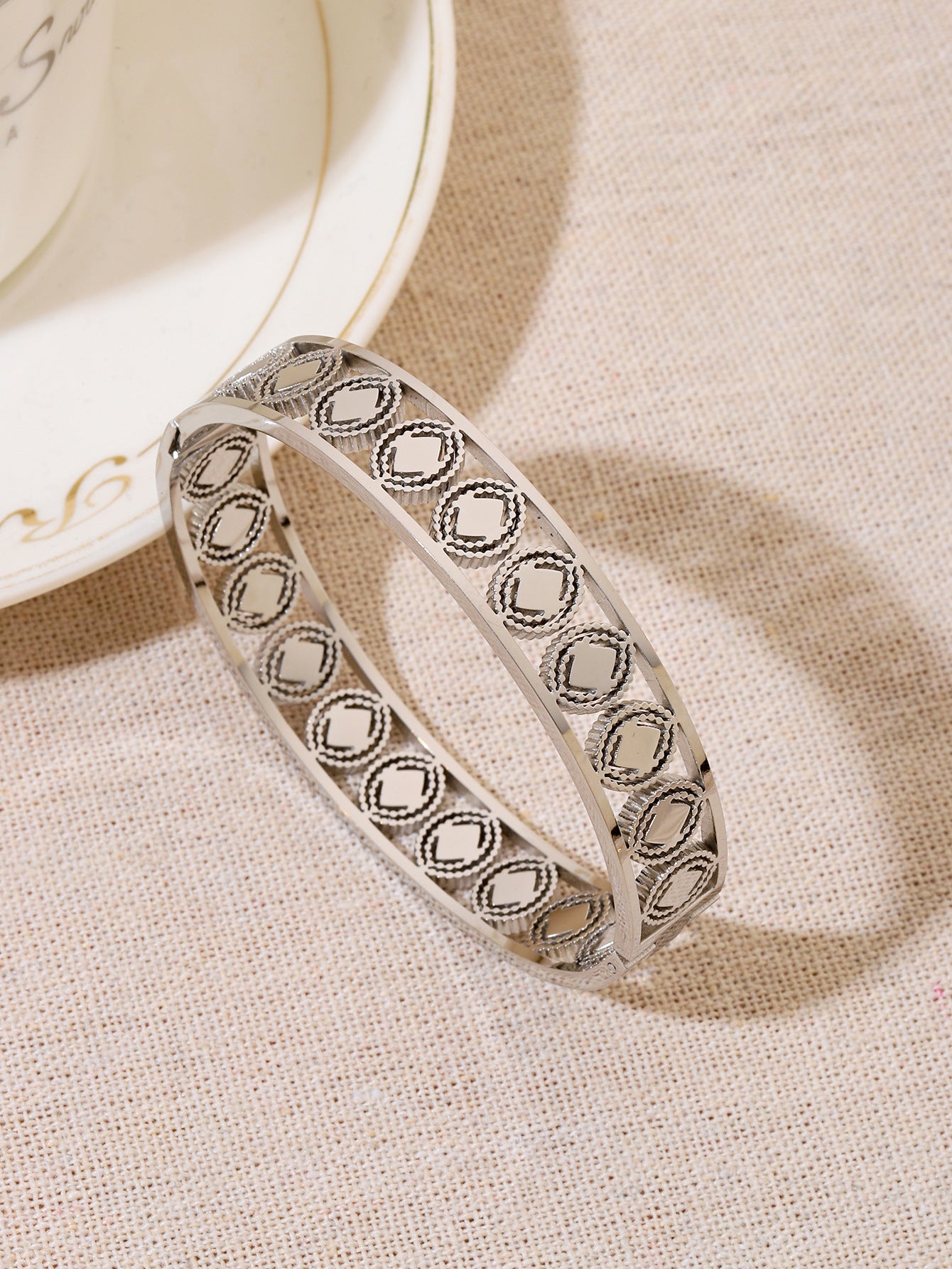 Simple Style Circle Bangle With Rhinestone Inlay, Electroplated Titanium Steel Bracelet