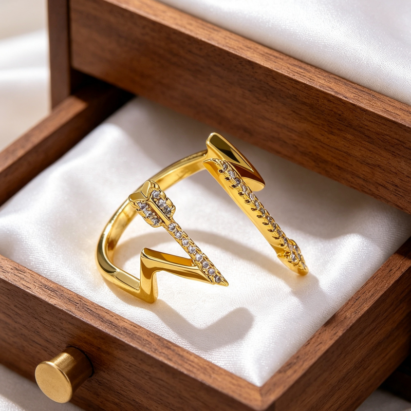 Unisex Arrow Ring In Copper With 18K Real Gold Plated PVD Coating, Waterproof Non Tarnish Design Featuring Zircon Inlay