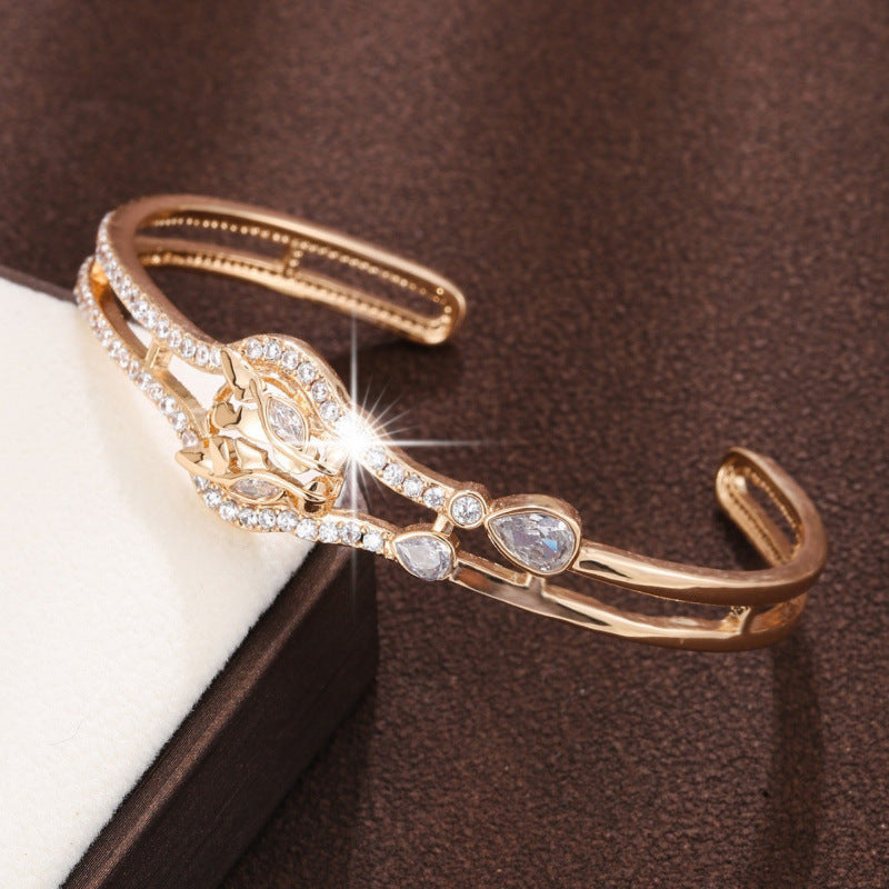 Luxurious Jaguar Inlay Bangle In Copper With Zircon, Electroplated Gold Plating Process