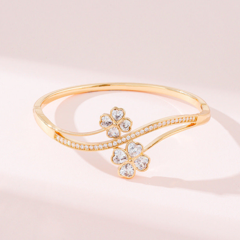 Lucky Heart Inlay Bangle For Women, Copper Material With Zircon Inlay, Electroplated Gold Plating Process
