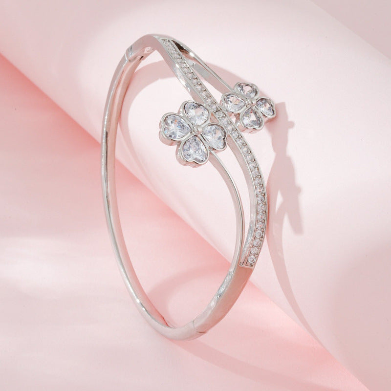Lucky Heart Inlay Bangle For Women, Copper Material With Zircon Inlay, Electroplated Gold Plating Process