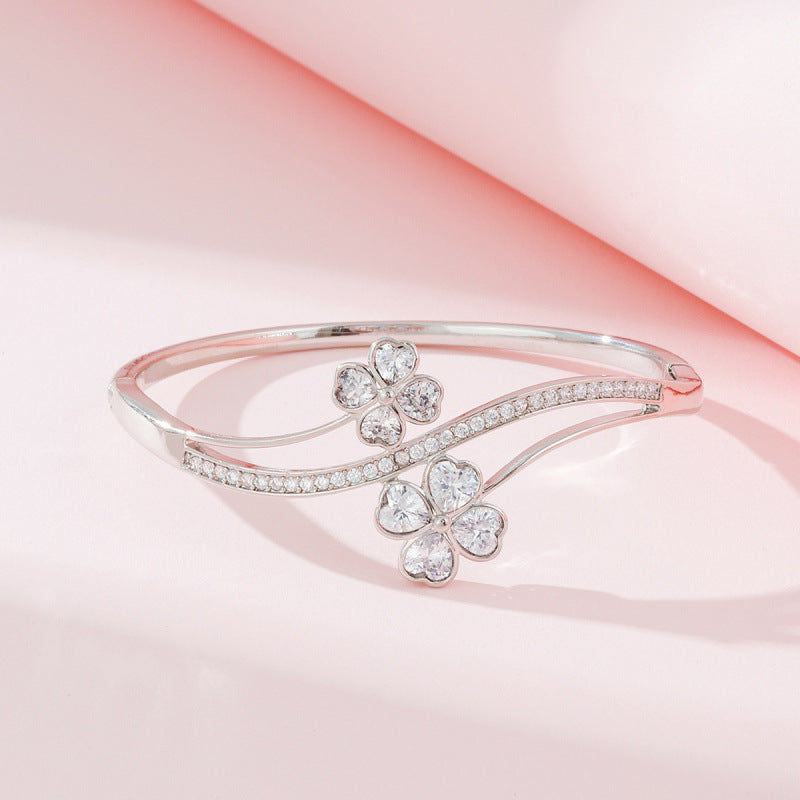 Lucky Heart Inlay Bangle For Women, Copper Material With Zircon Inlay, Electroplated Gold Plating Process