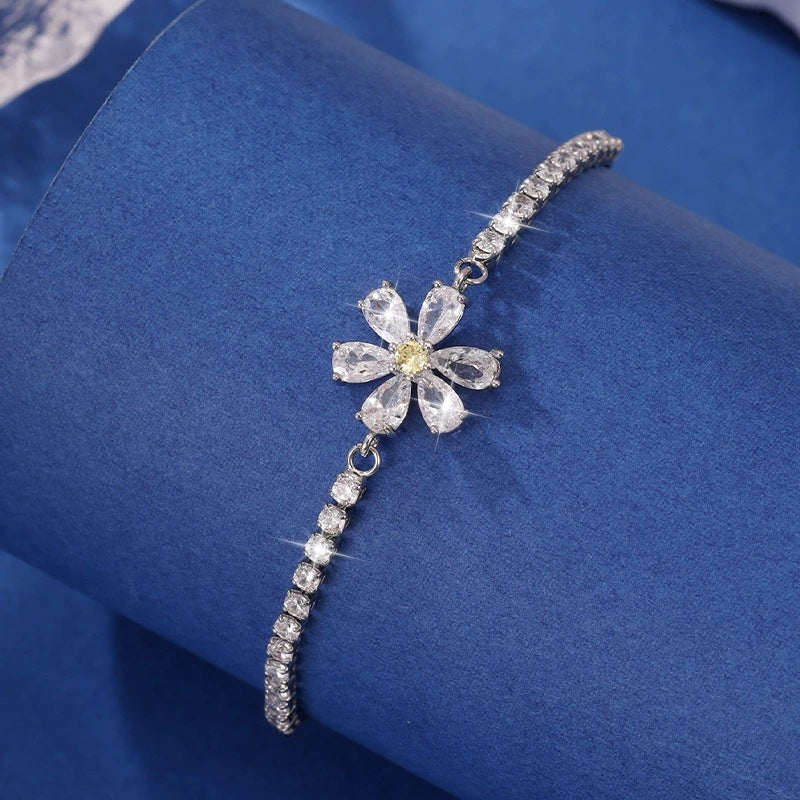 Flowers Bracelet For Women In Simple Style, Featuring Copper Chain And Copper Pendant With Electroplated Gold Plating