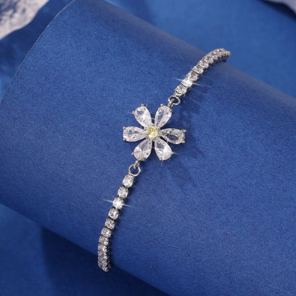Flowers Bracelet For Women In Simple Style, Featuring Copper Chain And Copper Pendant With Electroplated Gold Plating