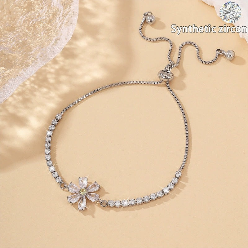Flowers Bracelet For Women In Simple Style, Featuring Copper Chain And Copper Pendant With Electroplated Gold Plating