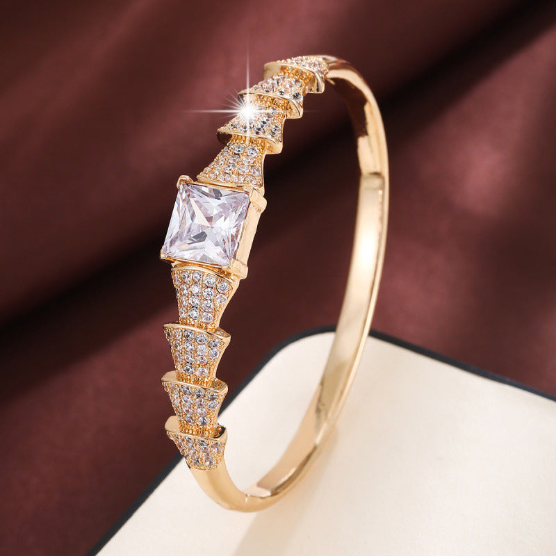 Luxurious Women’s Copper Bangle With Electroplated Gold Plating And Zircon Inlay