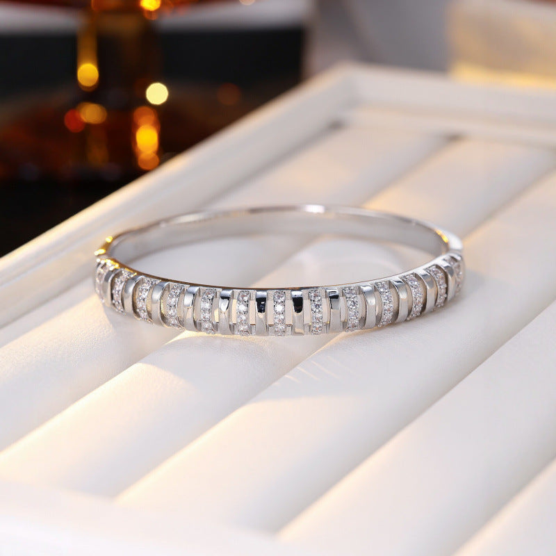 Simple Style Women’s Copper Bangle With Zircon Inlay Featuring Electroplated Gold Plating Process