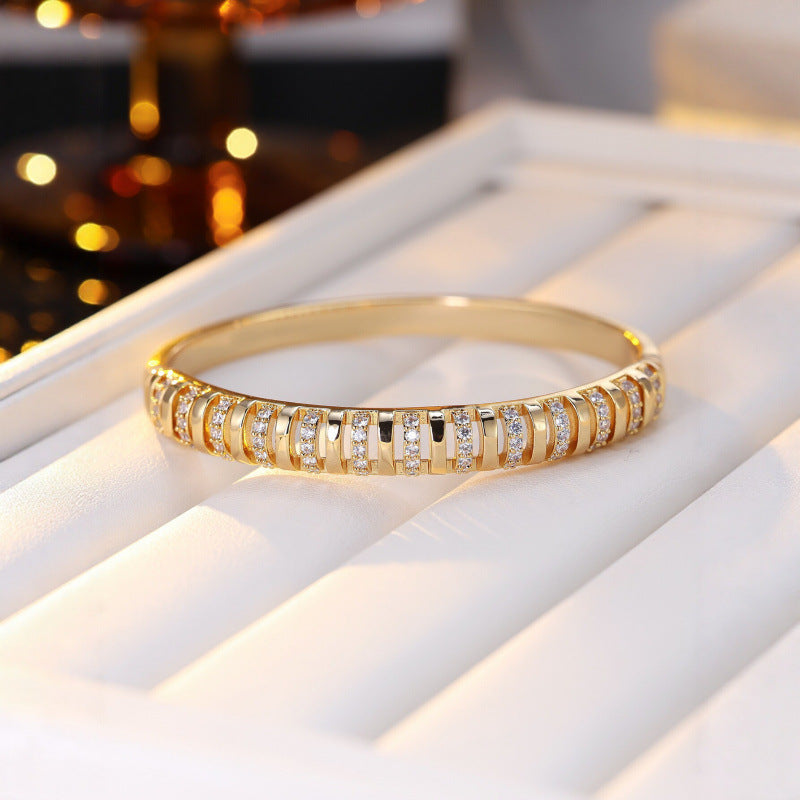 Simple Style Women’s Copper Bangle With Zircon Inlay Featuring Electroplated Gold Plating Process