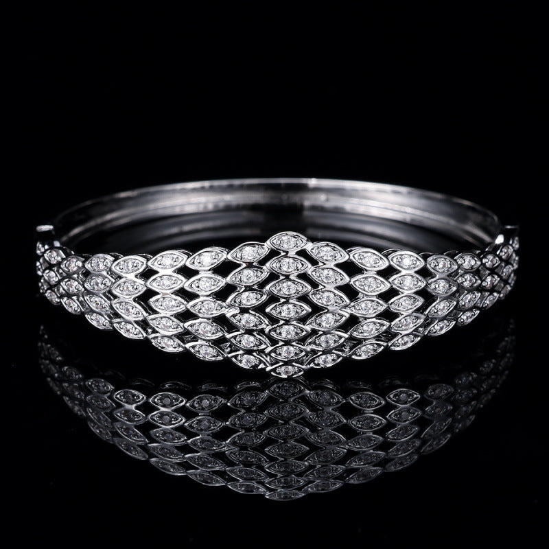 Luxurious Grid Pattern Copper Bangle For Women With Gold Electroplated Finish