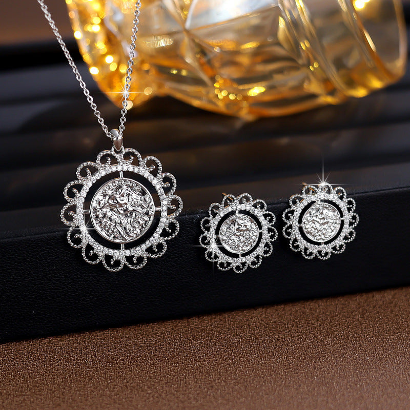 Retro Sunflower Necklace For Women In Platinum Plated Copper With Zircon Inlay