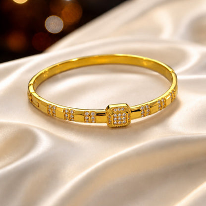 Retro Geometric Copper Bangle With Zircon Inlay Featuring Electroplated Gold Plating