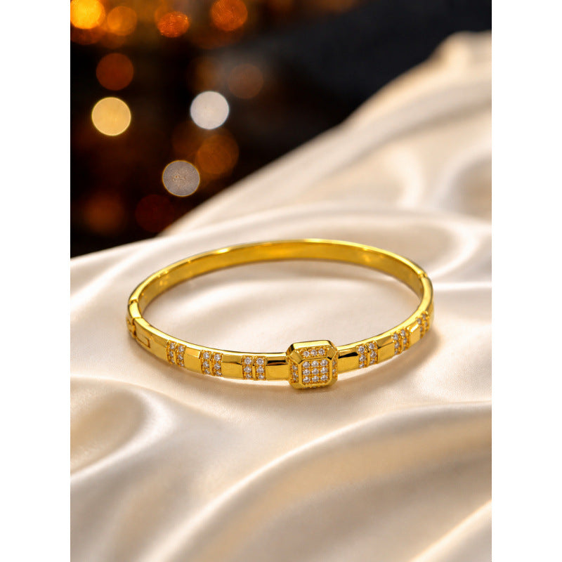 Retro Geometric Copper Bangle With Zircon Inlay Featuring Electroplated Gold Plating