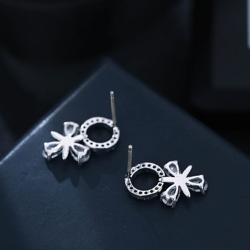 Simple Style Flowers Stud Earrings In Copper With Electroplated Finish, Available In White