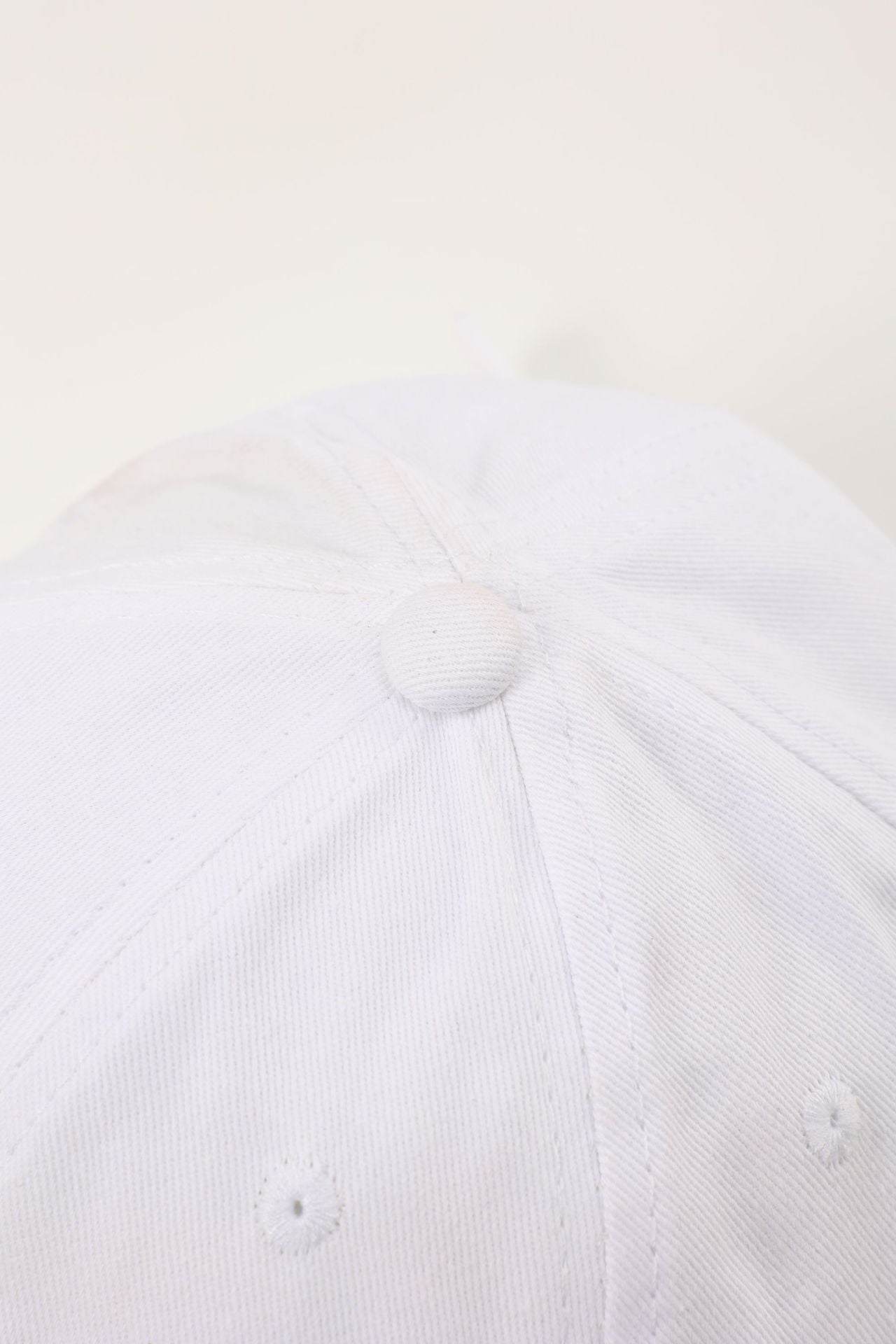 Retro Women’s Breathable Baseball Cap With Curved Brim Featuring Embroidered Smiley Face Design In Cotton