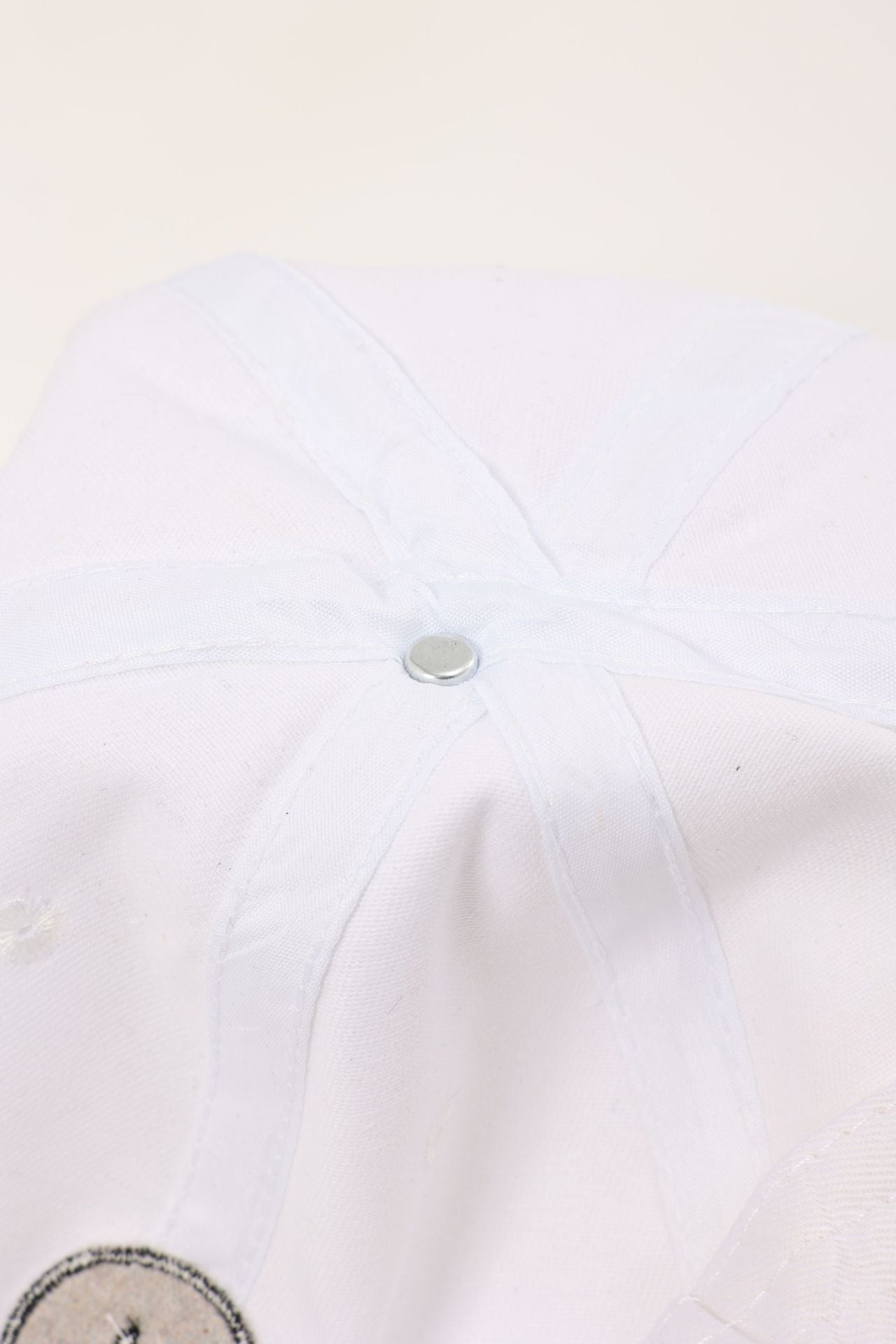 Retro Women’s Breathable Baseball Cap With Curved Brim Featuring Embroidered Smiley Face Design In Cotton