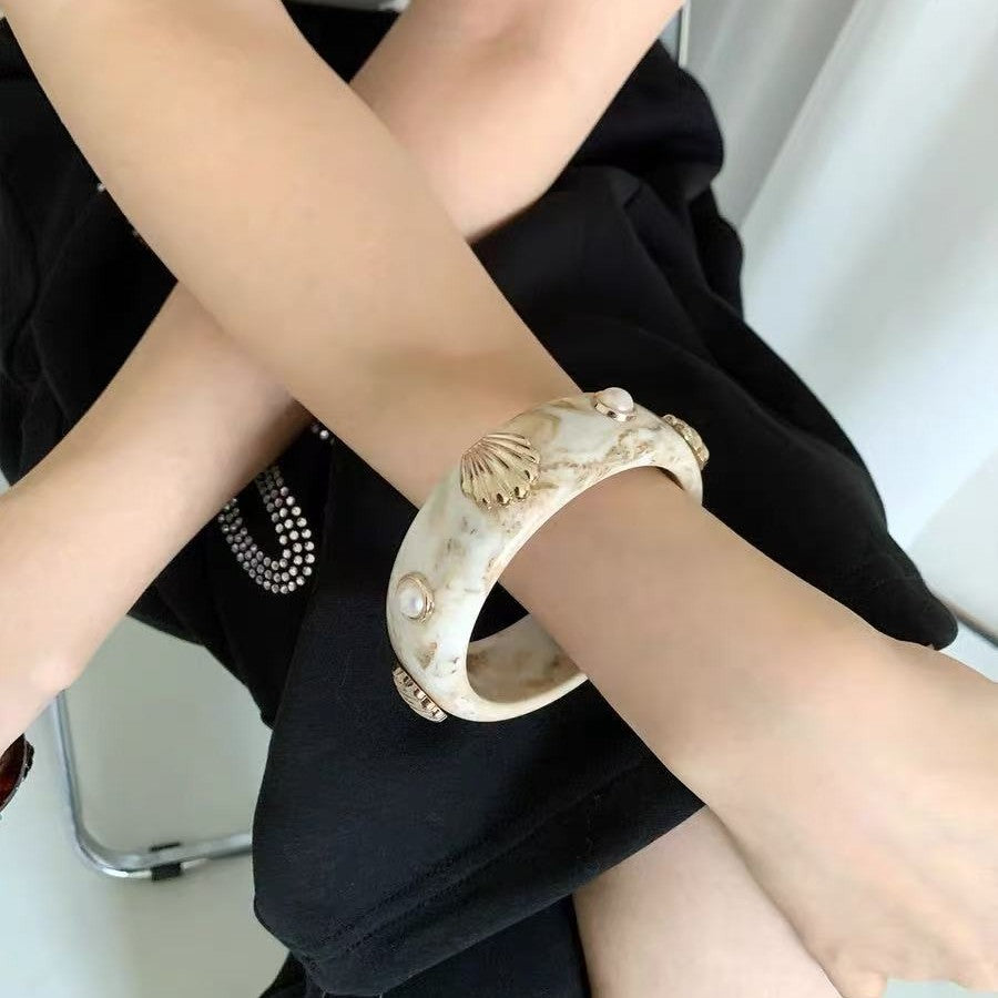 Round Bangle In Mixed Materials With Resin Inlay, Simple Style, Available In Beige