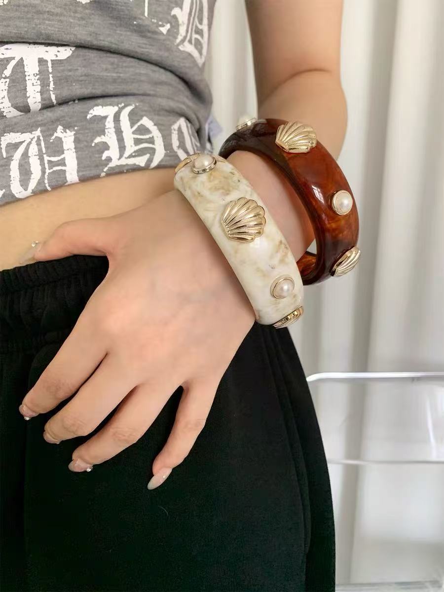Round Bangle In Mixed Materials With Resin Inlay, Simple Style, Available In Beige