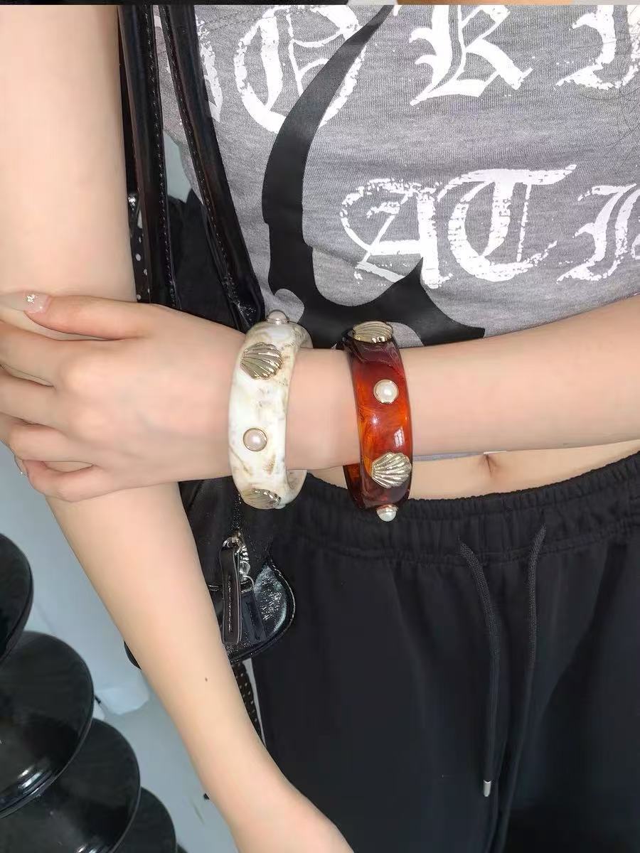 Round Bangle In Mixed Materials With Resin Inlay, Simple Style, Available In Beige