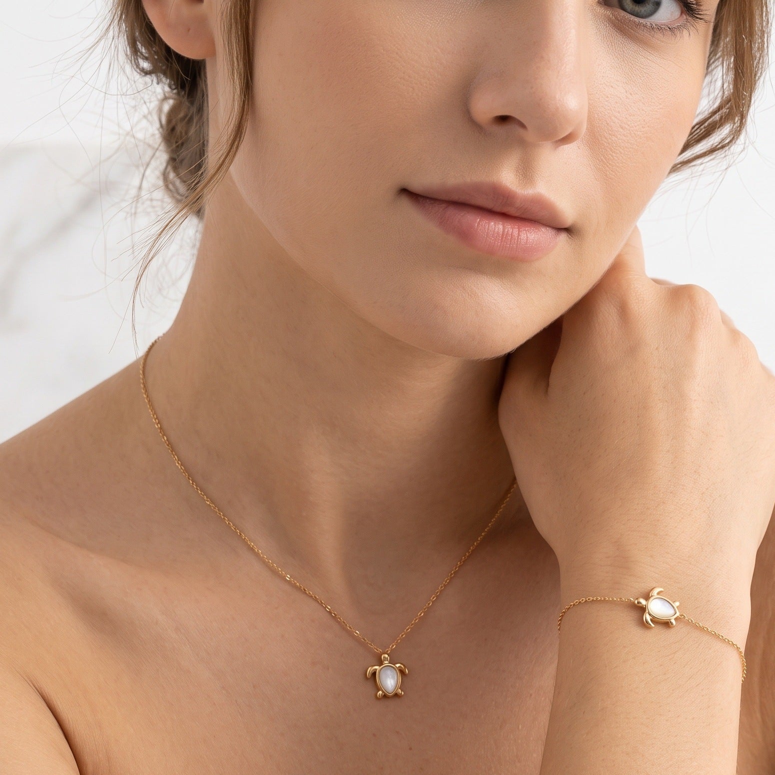 Sweet Tortoise Pendant Necklace For Women In Real Gold Plated Titanium Steel With Shell Pendant